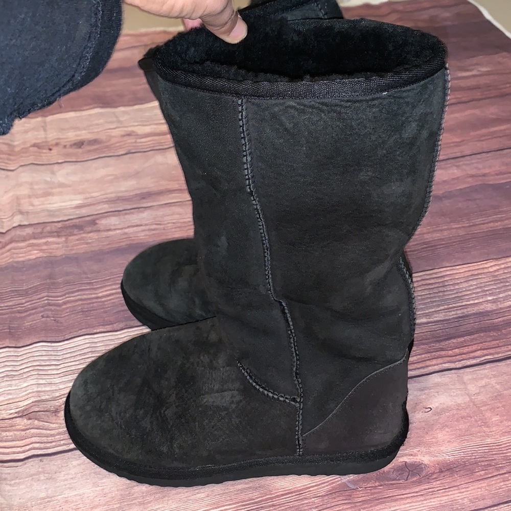 UGG BLACK TALL CLASSIC BOOT W/ FUR size W8